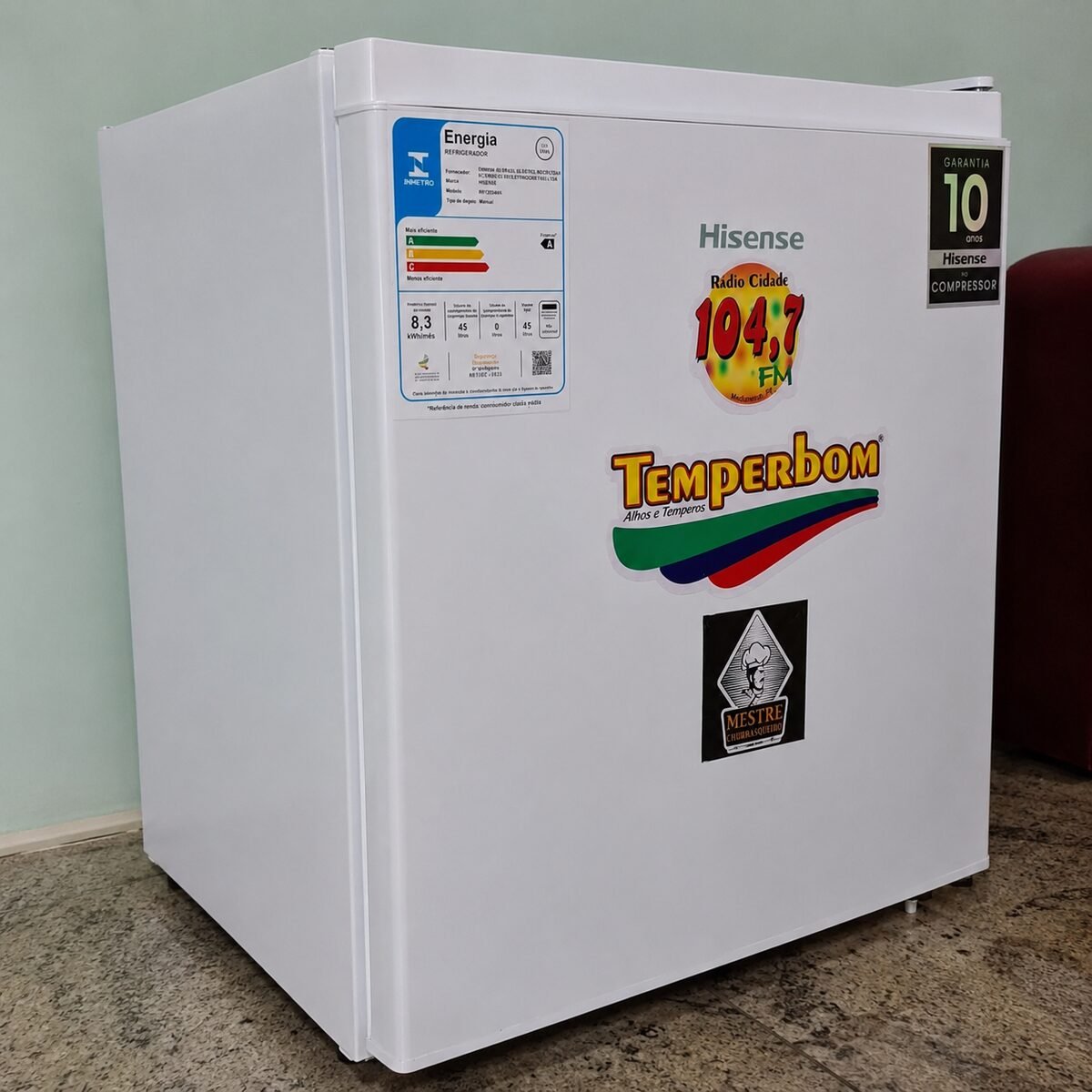 Frigobar Hisense branco com adesivo da Rádio Cidade 104,7 FM ou prêmio de R$ 2.000 no PIX